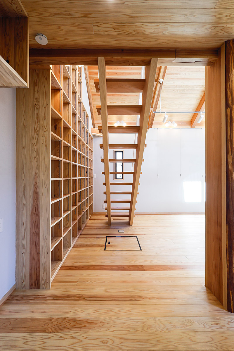 大きな本棚も西川材の杉のパネルで製作しています。
