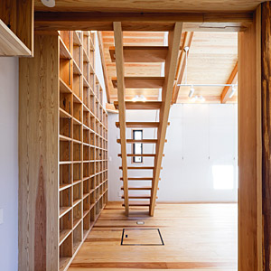 大きな本棚も西川材の杉のパネルで製作しています。