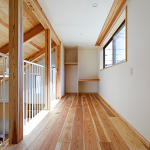 2階の床は厚さ38ｍｍの杉板で構成されています。