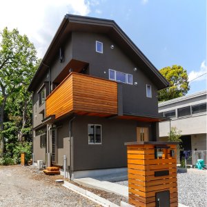 雑木林を借景にする太陽熱利用の木の家