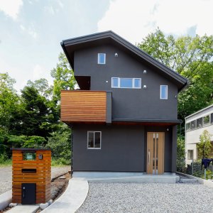 雑木林を借景にする太陽熱利用の木の家
