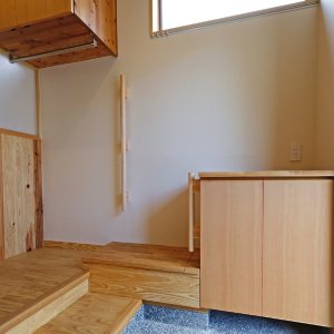 雑木林を借景にする太陽熱利用の木の家