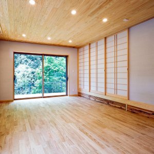小上がりの障子を閉めるとリビングの雰囲気も変わります。小上がりの下は大きな引き出し収納になっています。