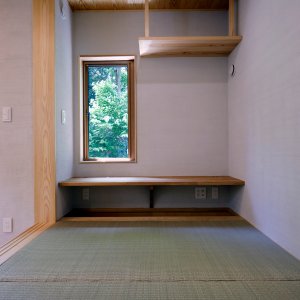 畳コーナーの座机の窓からも絵のように雑木林の緑を楽しむことができます。