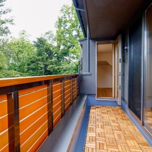 2階バルコニーの手すりはカナダ杉の板張りにしています。リボス社の自然塗料を塗装して耐候性を高めています。