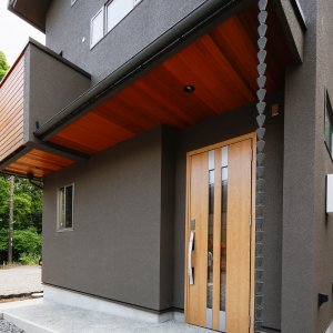 雑木林を借景にする太陽熱利用の木の家