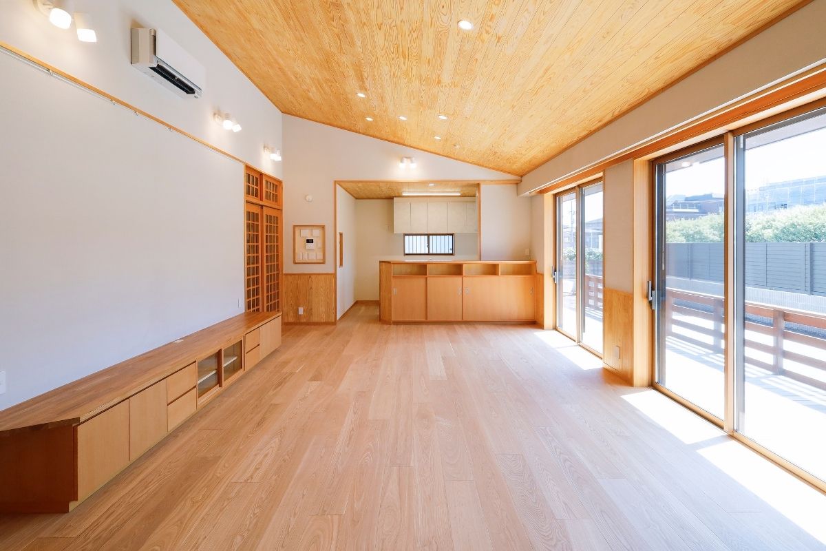 勾配天井のリビングです。床は幅広のタモフローリング、壁は薩摩中霧島壁の左官仕上げ、天井はくりこま杉です。 勾配天井のリビングです。床は幅広のタモフローリング、壁は薩摩中霧島壁の左官仕上げ、天井はくりこま杉です。