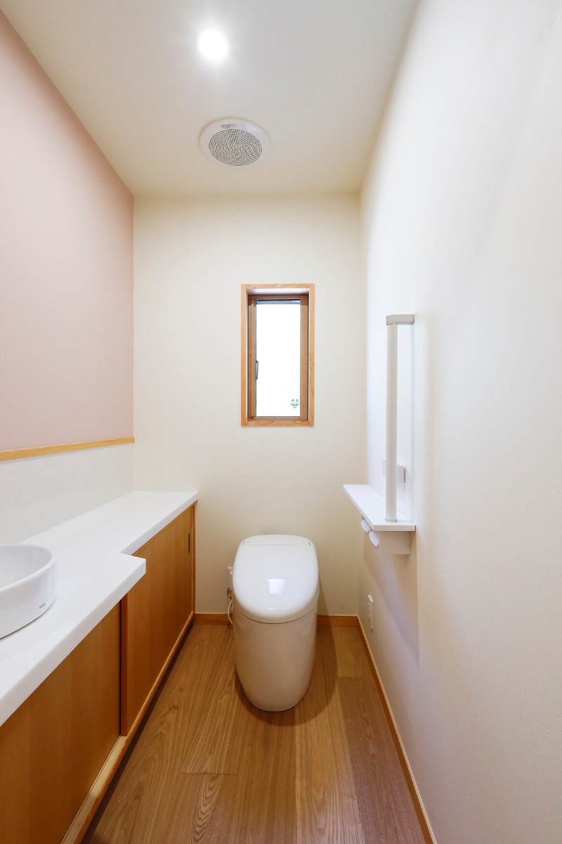 トイレはちょっと広めにして手洗いカウンターを計画しています。 トイレはちょっと広めにして手洗いカウンターを計画しています。