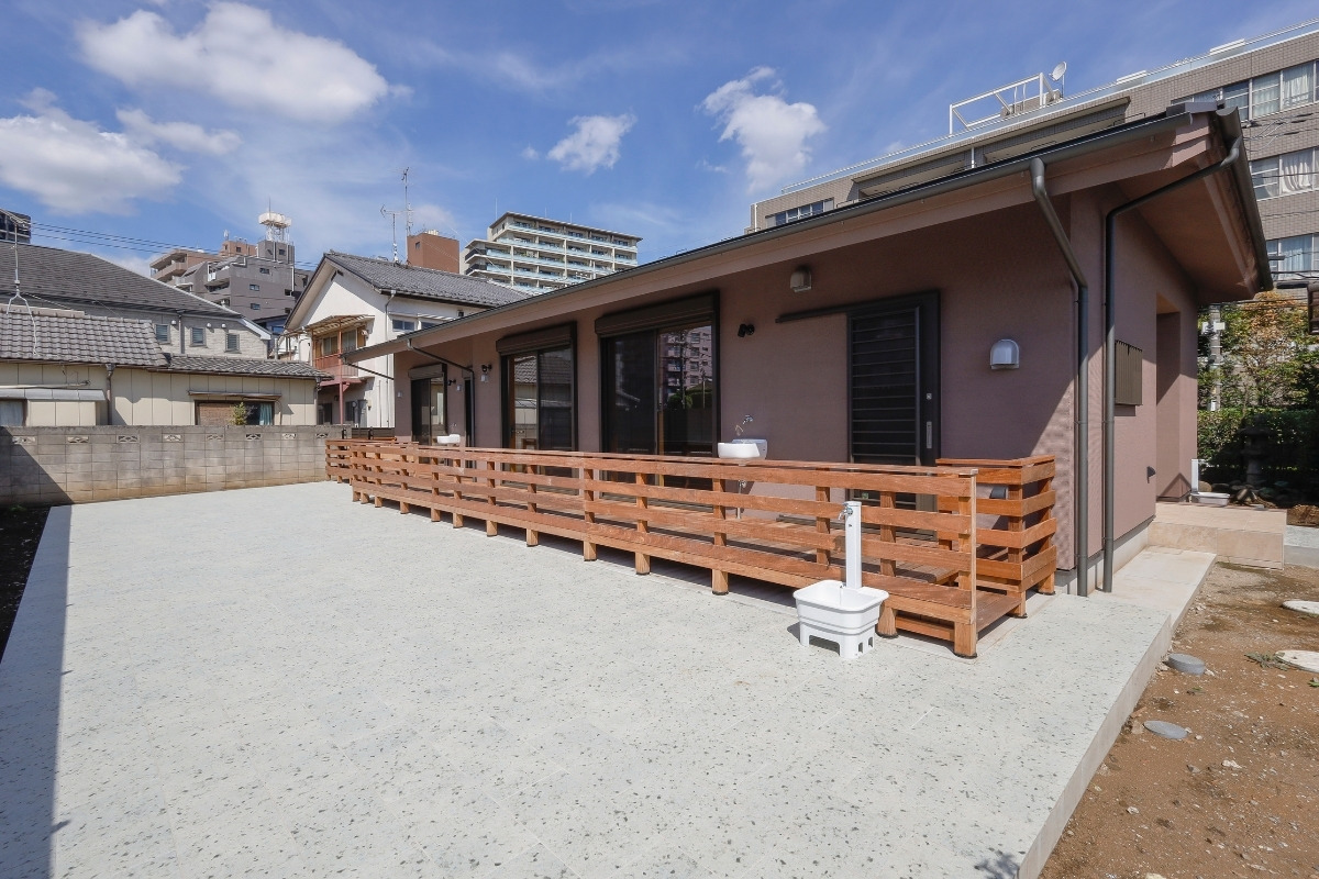 南側の外観です。庇を大きく張りだして夏の日差しを防ぐように計画しています。 