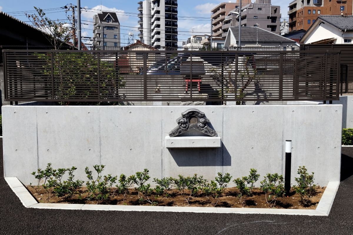 以前からあったお稲荷さんを同じ場所に残して、その前には以前の住宅の鬼瓦を乗せた塀を計画しました。