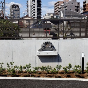 以前からあったお稲荷さんを同じ場所に残して、その前には以前の住宅の鬼瓦を乗せた塀を計画しました。 以前からあったお稲荷さんを同じ場所に残して、その前には以前の住宅の鬼瓦を乗せた塀を計画しました。