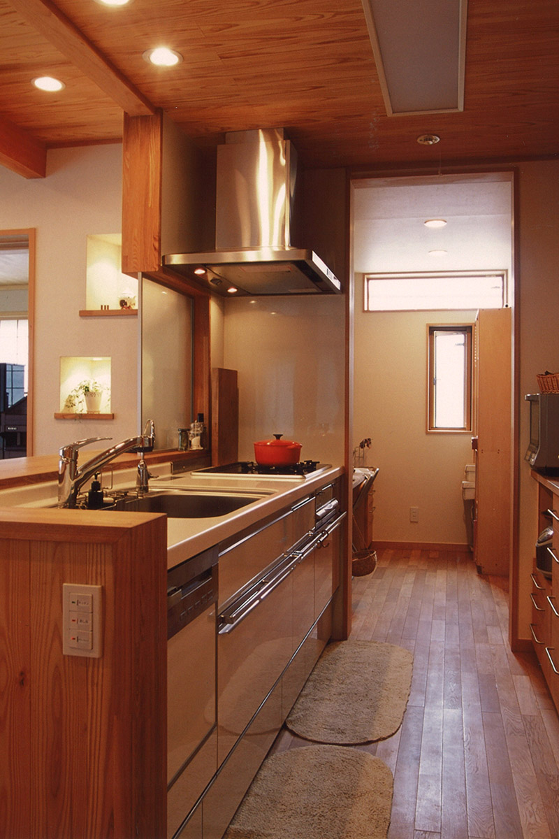 子世帯キッチン：対面式のオープンキッチンです。吊戸棚をなしにしてリビングとの一体感を強調しています。
