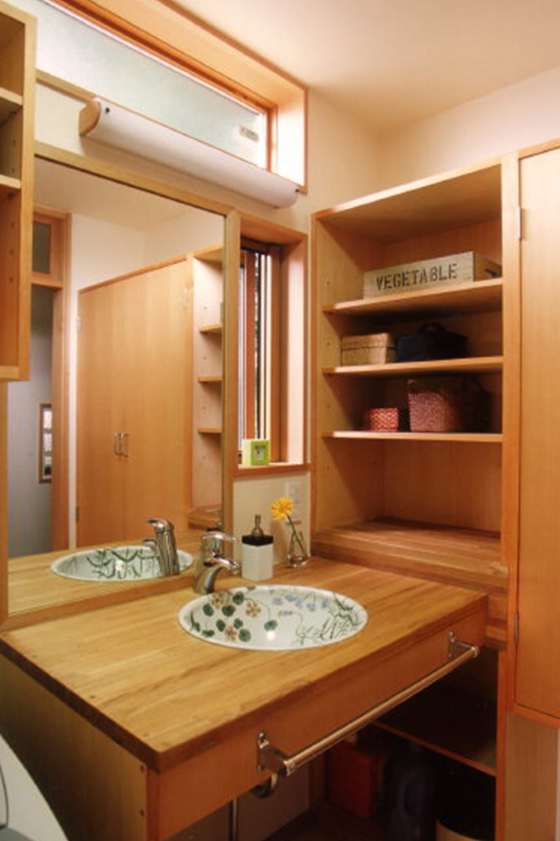 親世帯洗面所：建築主さんが旅先で購入した愛媛県の砥部焼きの陶器のボウルの洗面台。