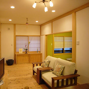 居間はお茶室としても利用できる和室とつながり広々感を与えます。間仕切りの障子は一方の壁側に収納できより広さを強調。
