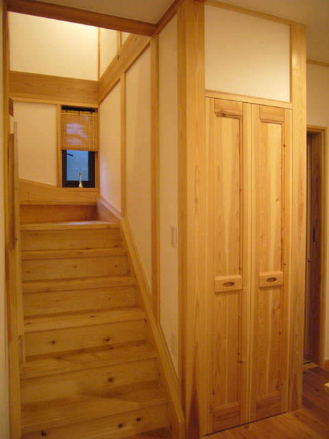 やはり定番、青森ひばで出来ているムクの階段、その隣にある物入れの扉（杉材）は岡山県で作られています。