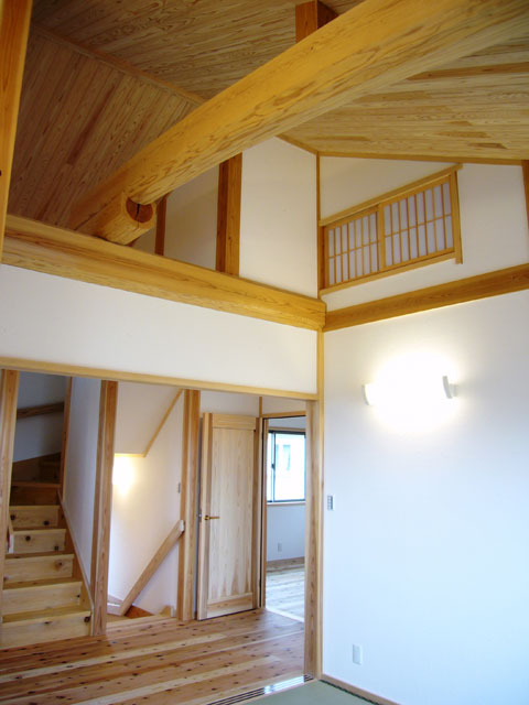 ２階の共用スペース。木製建具で仕切ることで独立した畳の部屋にも変身、タイコ梁を表しで使い天井も勾配なりに施工。