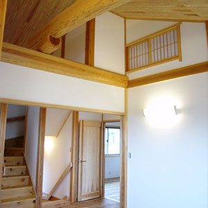 ２階の共用スペース。木製建具で仕切ることで独立した畳の部屋にも変身、タイコ梁を表しで使い天井も勾配なりに施工。