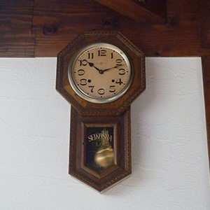 居間の時計は《精工舎》の壁掛け時計がこのお宅の時を刻んでいます