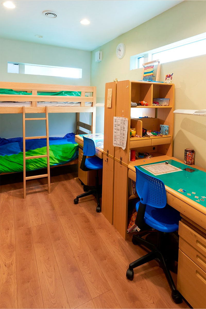 1階の子供部屋。窓は高く設置することで、プライバシーを守り、勉強に集中できる空間に