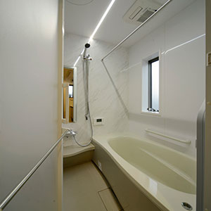 ホワイトを基調としたバスルーム。天井のライトがおしゃれ