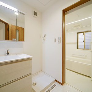 1階の廊下を進むと洗面脱衣所と浴室スペース