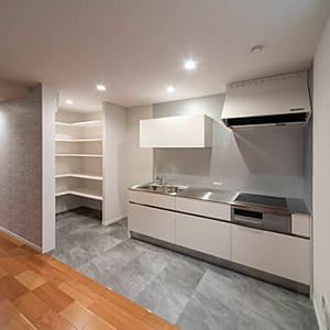2階LDK　シンプルなI型キッチン。横にオープンなパントリースペース
