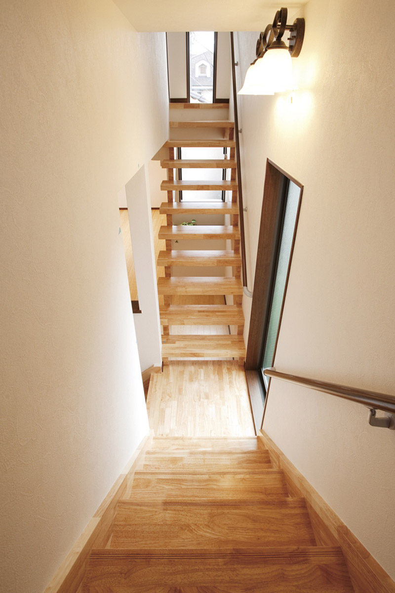 2階から二方向に通じる階段　手前はルーフバルコニーへ、もう一方は3階の居室へと通じる
