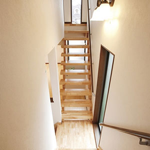 2階から二方向に通じる階段　手前はルーフバルコニーへ、もう一方は3階の居室へと通じる