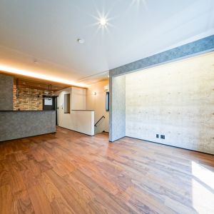 2階 LDK/ラスティックでインダストリアルな雰囲気を醸し出すダークトーンの「Brun (East)」 2階 LDK/ラスティックでインダストリアルな雰囲気を醸し出すダークトーンの「Brun (East)」