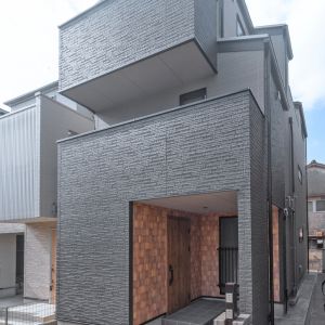 素朴な風合いとぬくもりのカントリー調キッチンが主役の二世帯住宅 素朴な風合いとぬくもりのカントリー調キッチンが主役の二世帯住宅