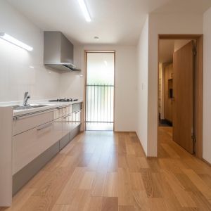 素朴な風合いとぬくもりのカントリー調キッチンが主役の二世帯住宅		