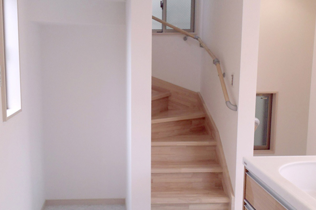 【2階階段】キッチン横の階段室。廊下をなくして室内の広さを確保。階段下もオープンにして冷蔵庫や収納に有効利用。