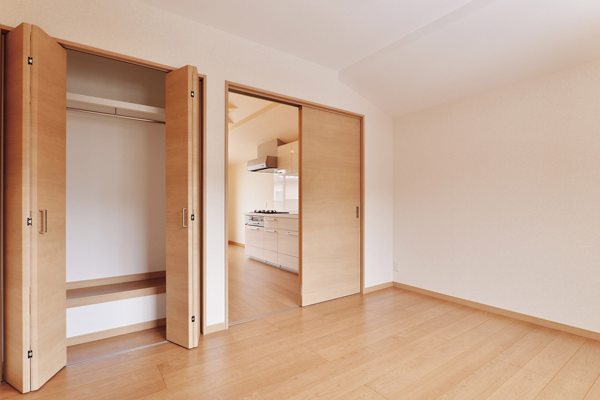 洋室：ＬＤＫに続く居室には大型収納を採用。引き戸を開放してリビングと一体の空間として使用できる。