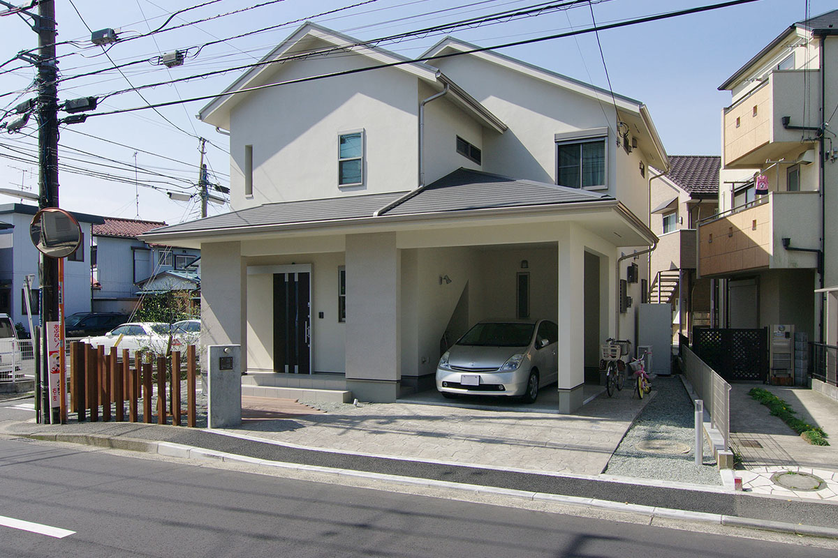 １・２階で勾配を変えた屋根がリズムをつくる