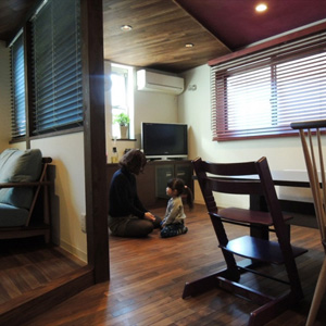 ダイニングとソファのスペースを木製ブラインドで緩やかに仕切り、空間に変化を