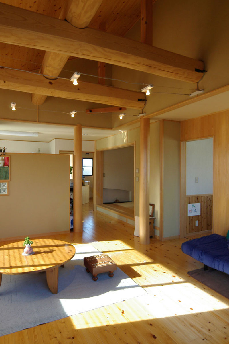 リビング：天井小屋（地松太鼓梁）現わし＋檜板張り。壁一部檜板張り、珪藻土塗り仕上げ。床檜節あり縁甲板張り。