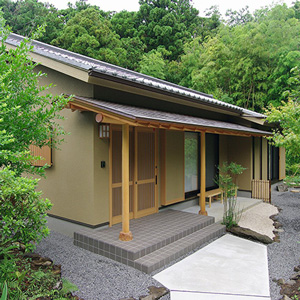 和瓦葺き切妻屋根のシンプルな平屋の住まい