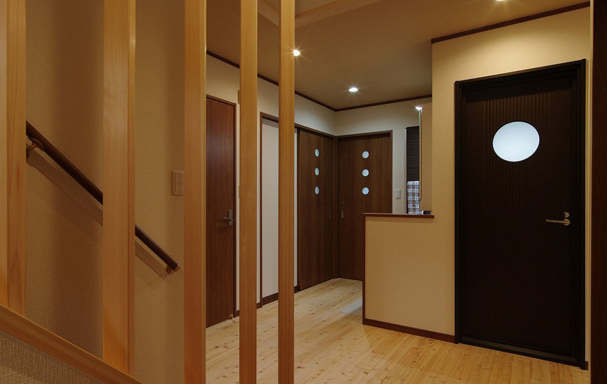 １階トイレ、洗面脱衣室、音楽室のドアは入室が確認できる丸窓付きデザインで統一