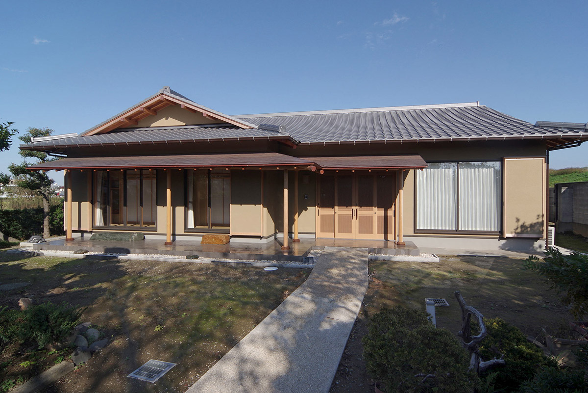 古い農家を建替えた入母屋和瓦葺きの平屋の住まい