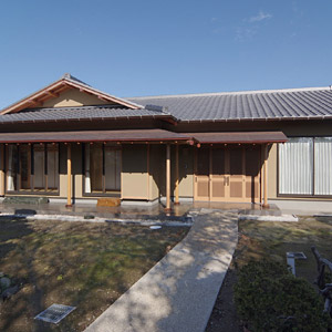 古い農家を建替えた入母屋和瓦葺きの平屋の住まい