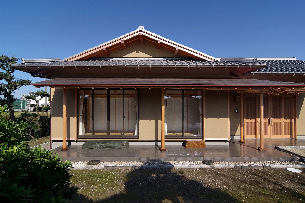 佇まいを引き締める軒出の深い入母屋の瓦屋根と銅板葺き庇屋根