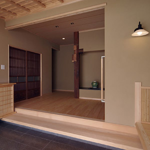 檜の式台が寛ぎ空間を形作ってる玄関