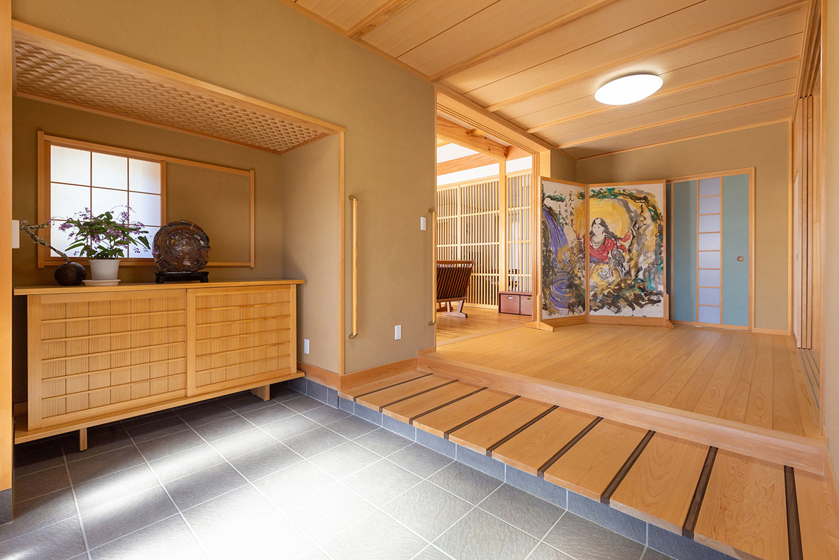 式台は檜と神代欅を交互に入れた切れ目縁。居室と一体にして使える玄関ホールに