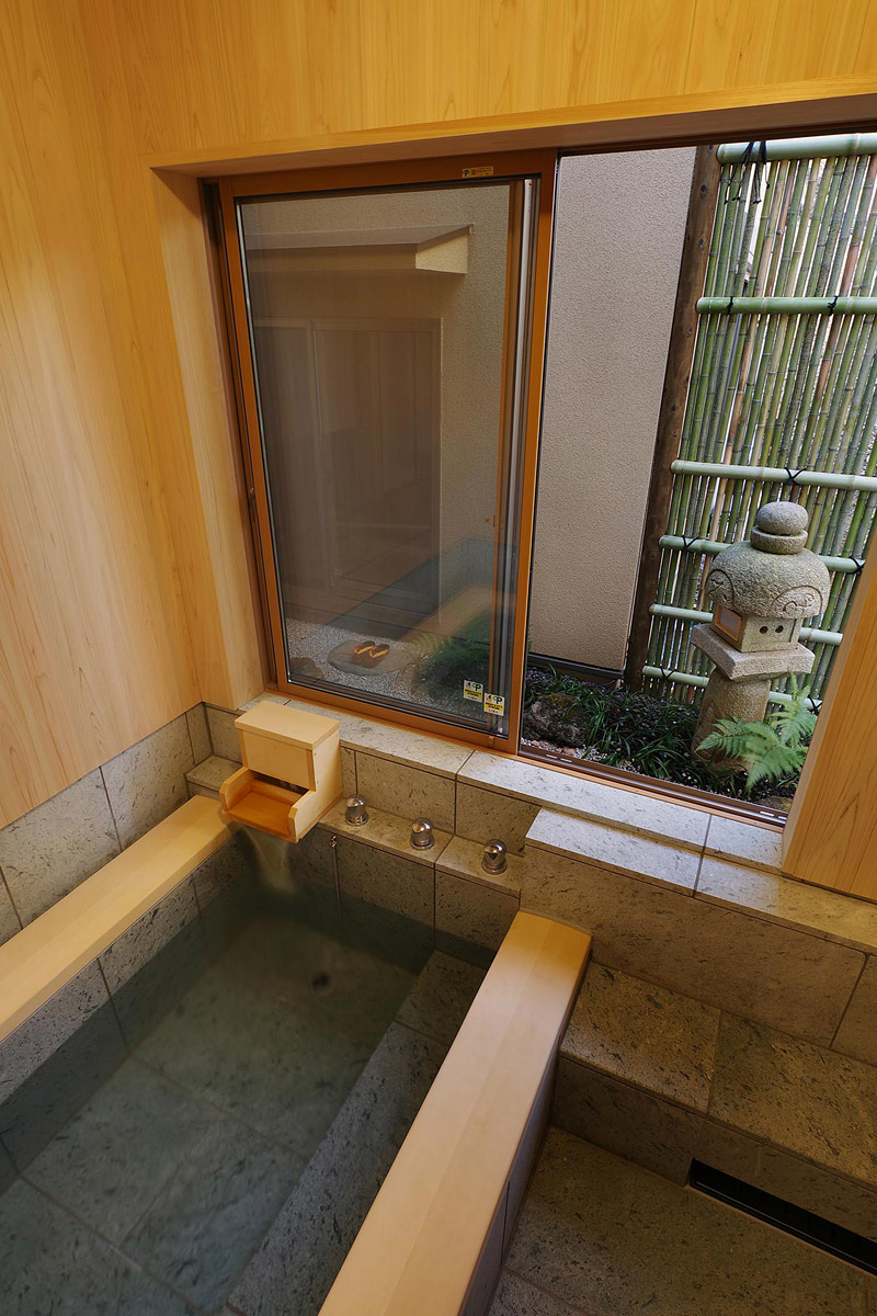 坪庭を眺めながら入浴する温泉を引き込んだ浴室