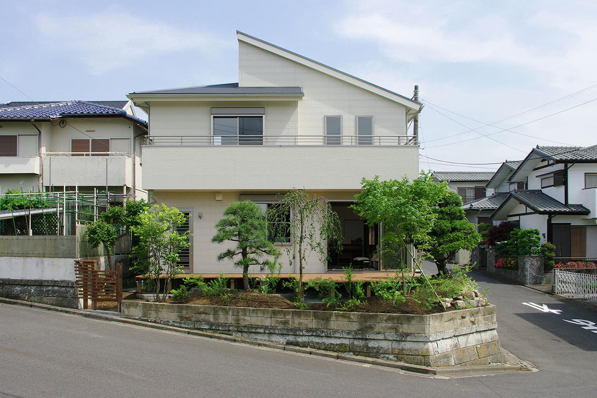 片流れの屋根と白を基調としたシンプルな外観