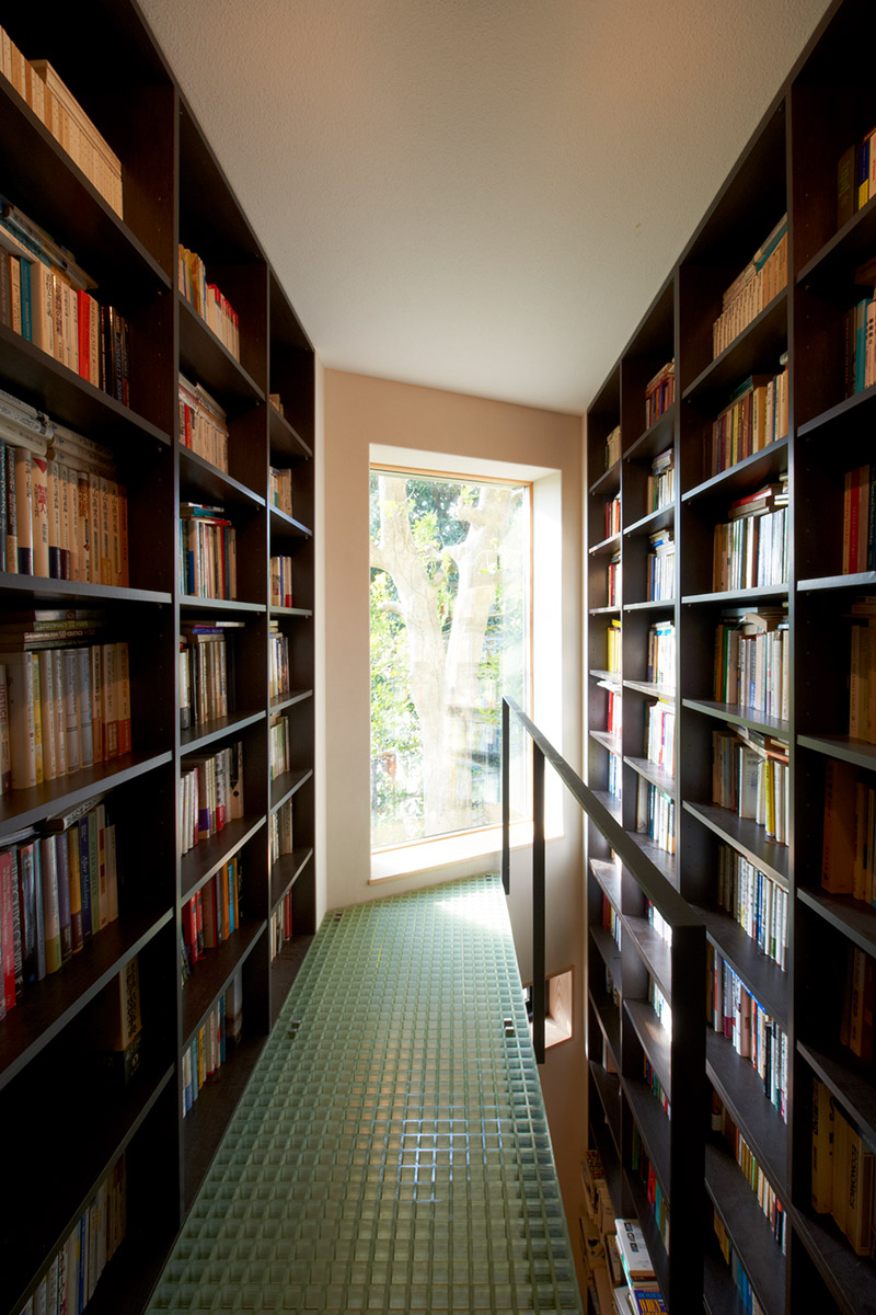 地下から1階へ続く書庫、書棚