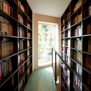 地下から1階へ続く書庫、書棚