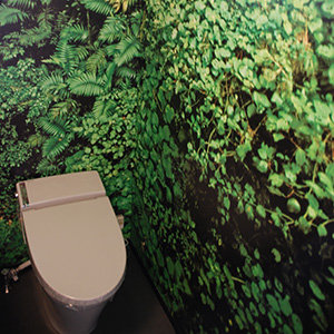 原寸プリントの壁紙　自然の中のトイレ空間
