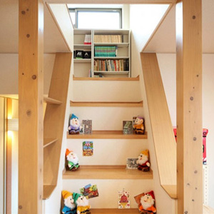 小屋裏収納への階段を上ると本棚が。お好きな場所でごゆっくり
