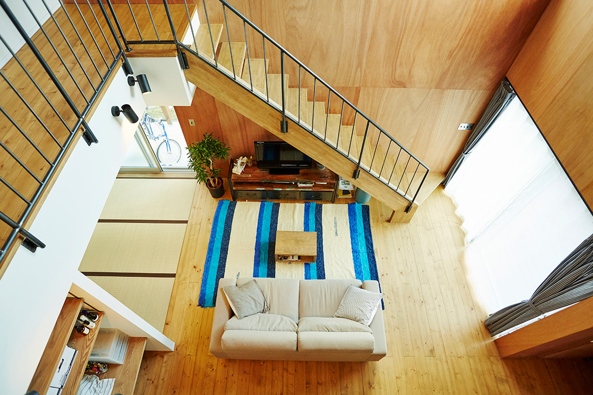 フラットに作った畳スペースは、心地よい陽が差し込みます。家事動線の一部として、隣の物干しスペースからすぐに取り込めるように計画。